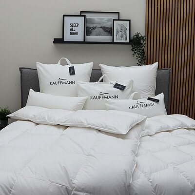 Bett mit unseren neuen Bettdecken und Kopfkissen, inklusive der neuen Verpackung.