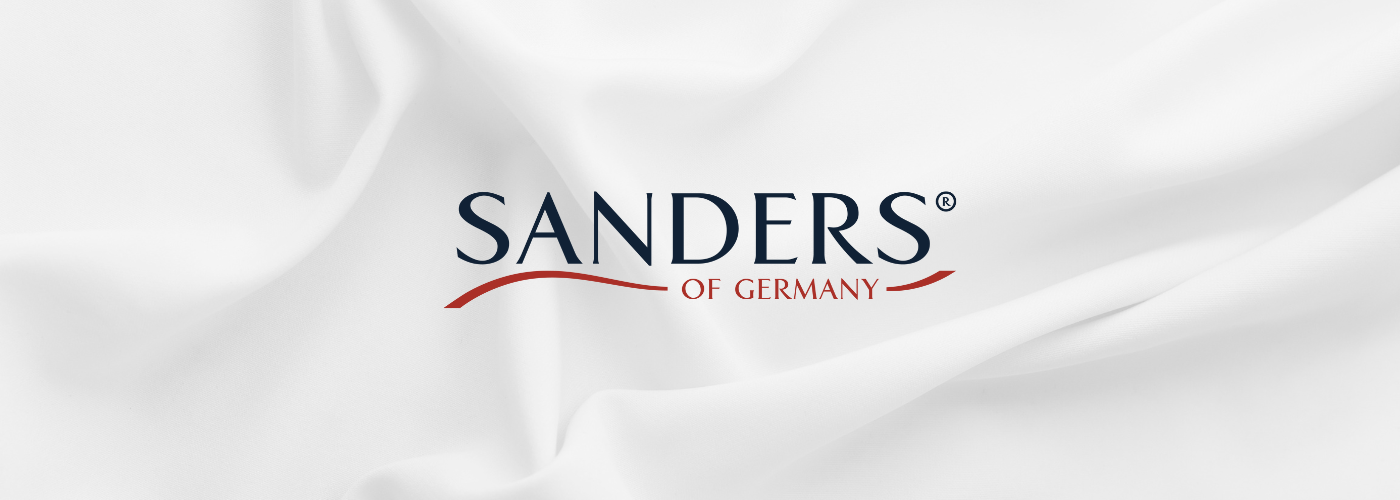 Logo ‚SANDERS OF GERMANY‘ auf einem weißen Gewebe-Hintergrund.