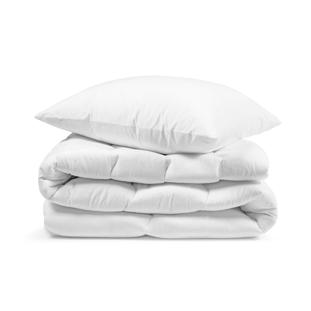 Weiße gefaltete Bettdecke mit einem Kissen darauf.